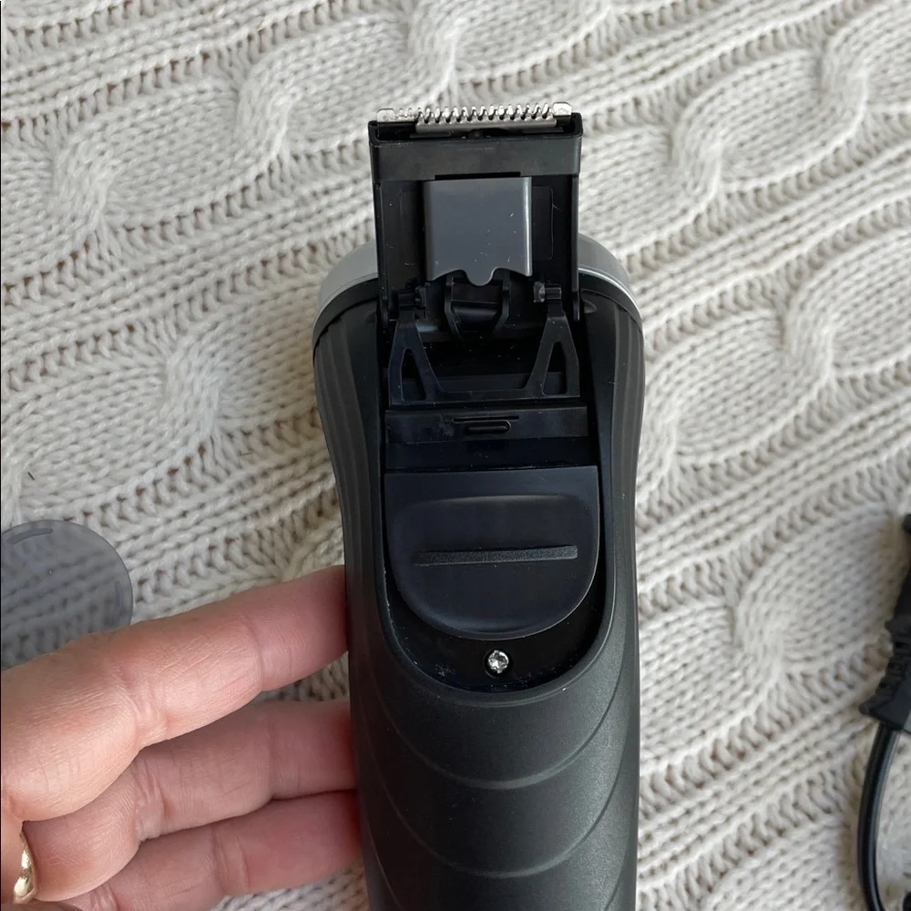 Philips Norelco Electric Shaver w/ corded Charger/ blade cover